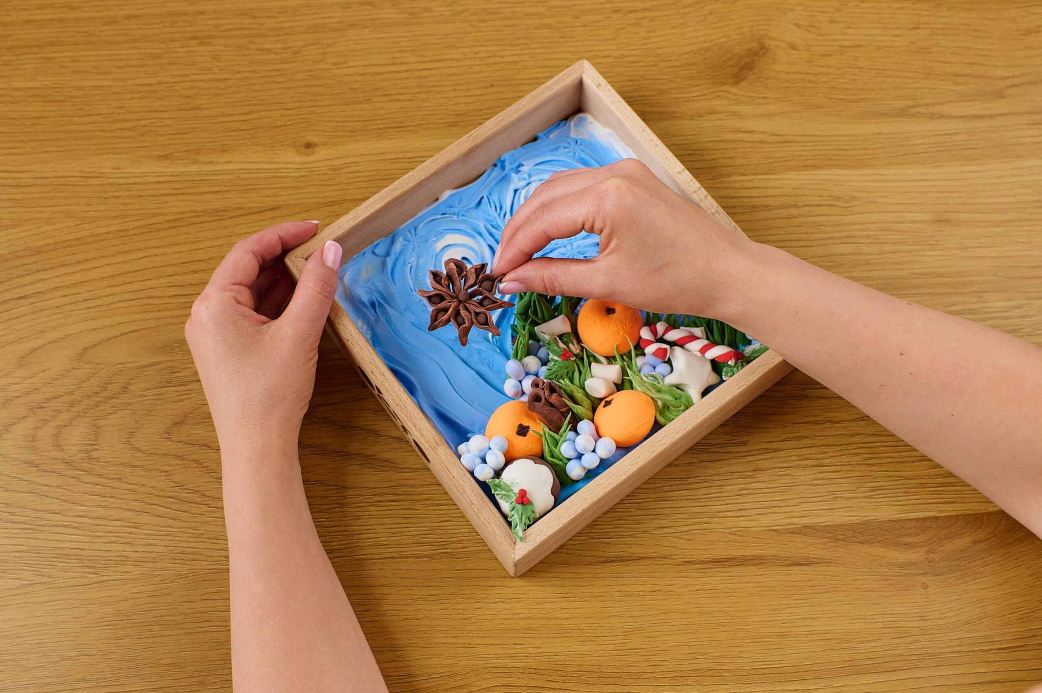 Platzieren Sie die Teile auf der Holzgrundlage und lackieren Sie sie nach Wunsch.