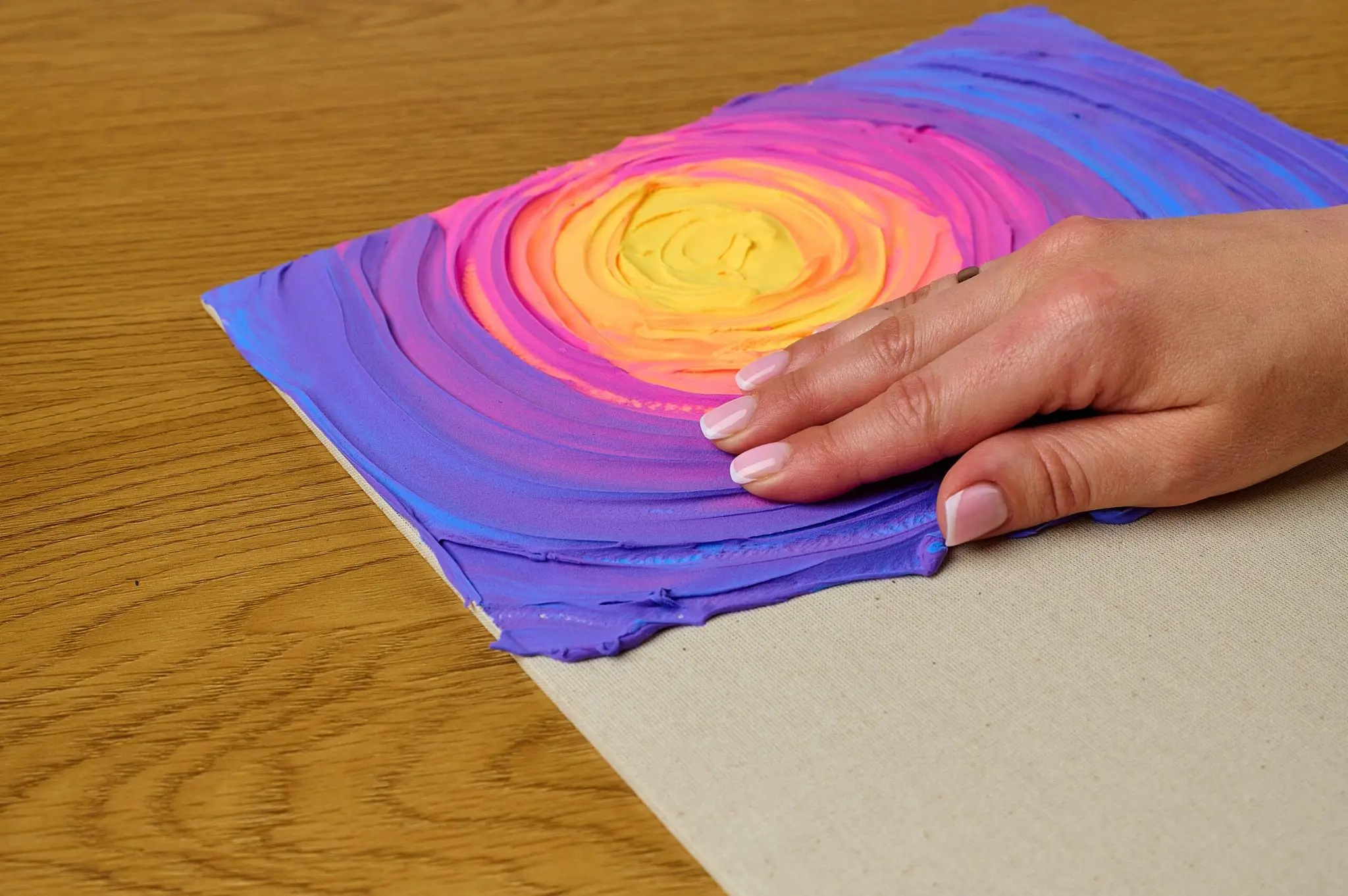 Wähle eine Farbe und beginne, sie mit deinen Fingern zu verteilen.