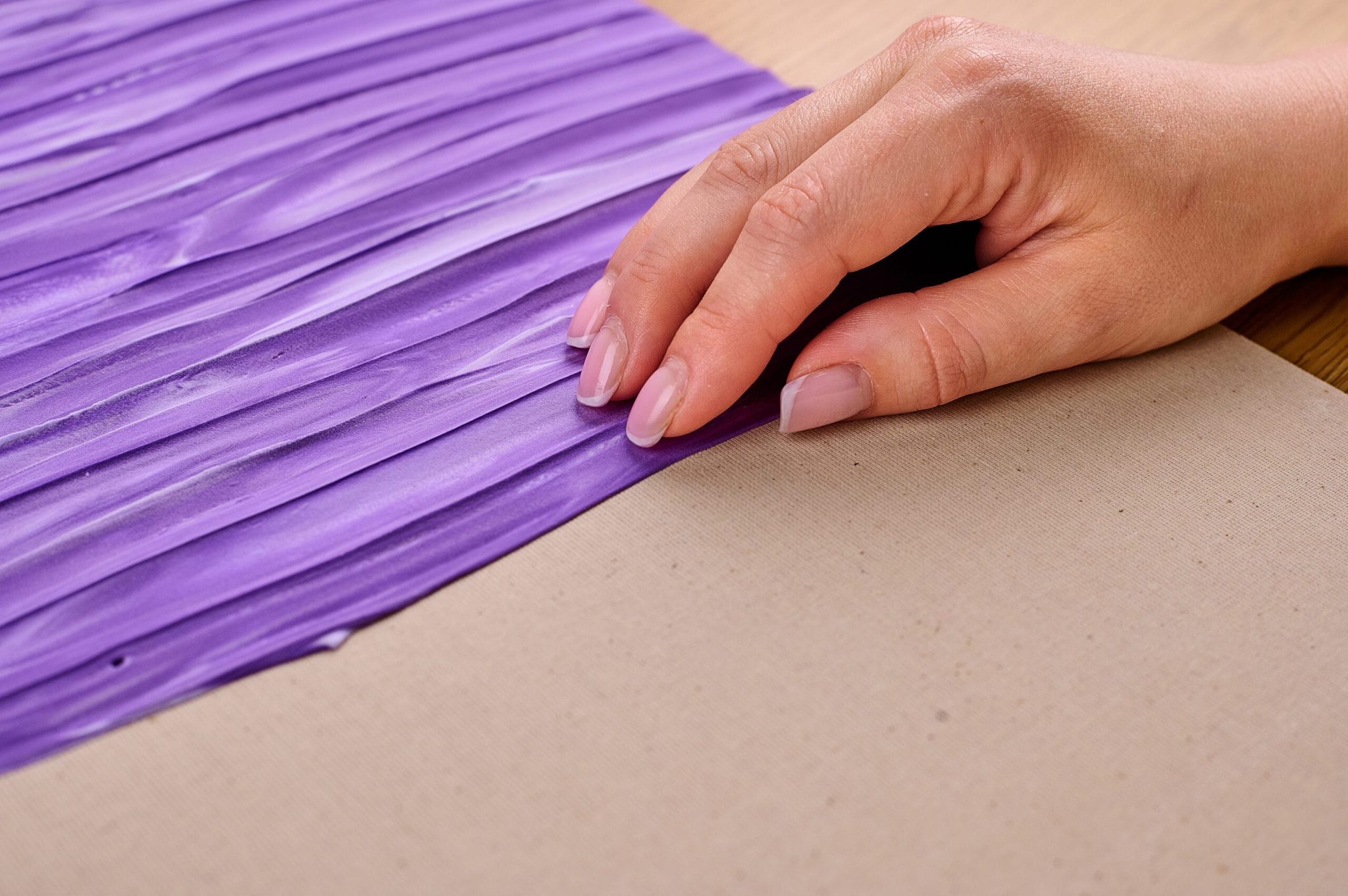 Wähle eine Farbe und beginne, sie mit deinen Fingern zu verteilen.