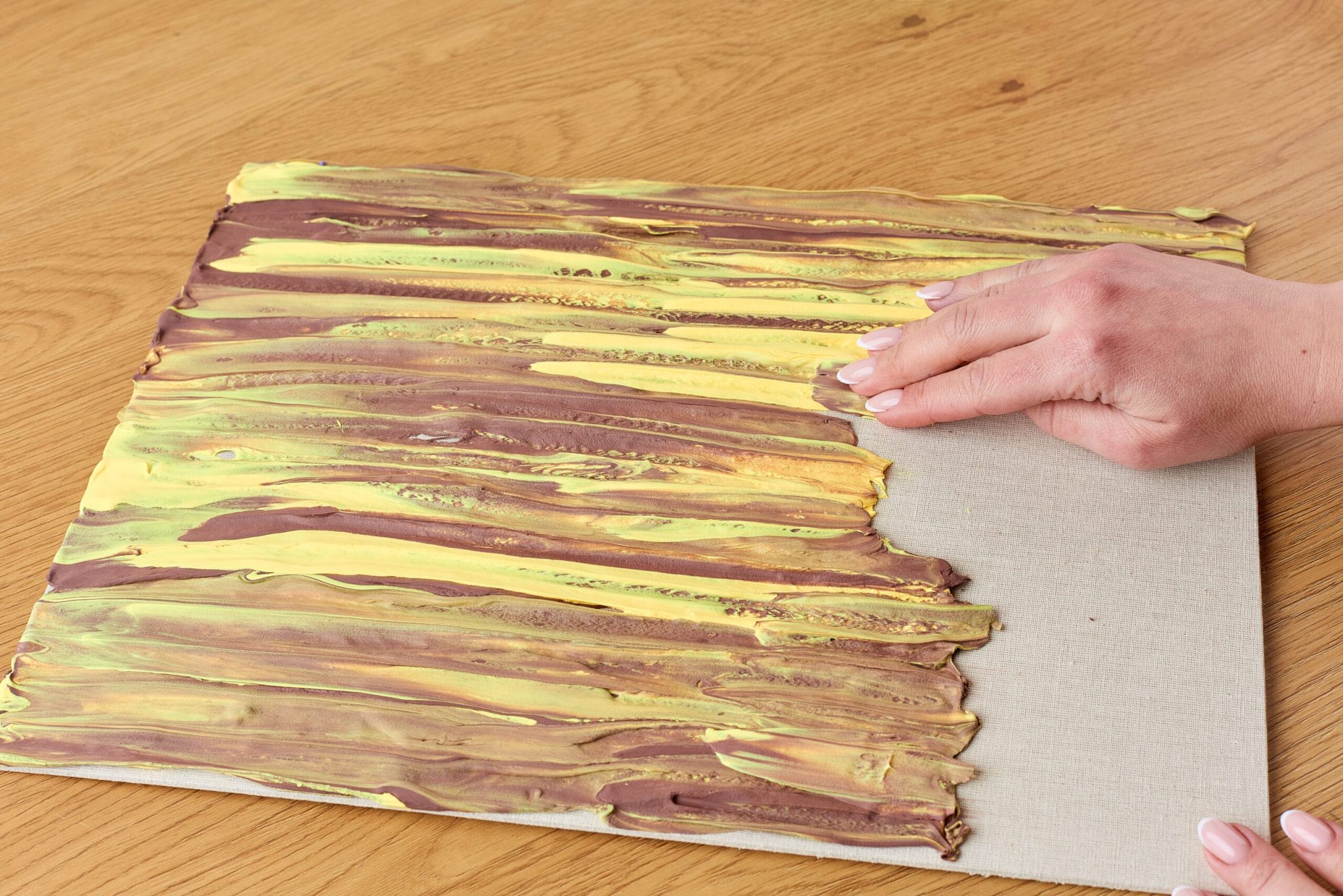 Wähle eine Farbe und beginne, sie mit deinen Fingern zu verteilen.