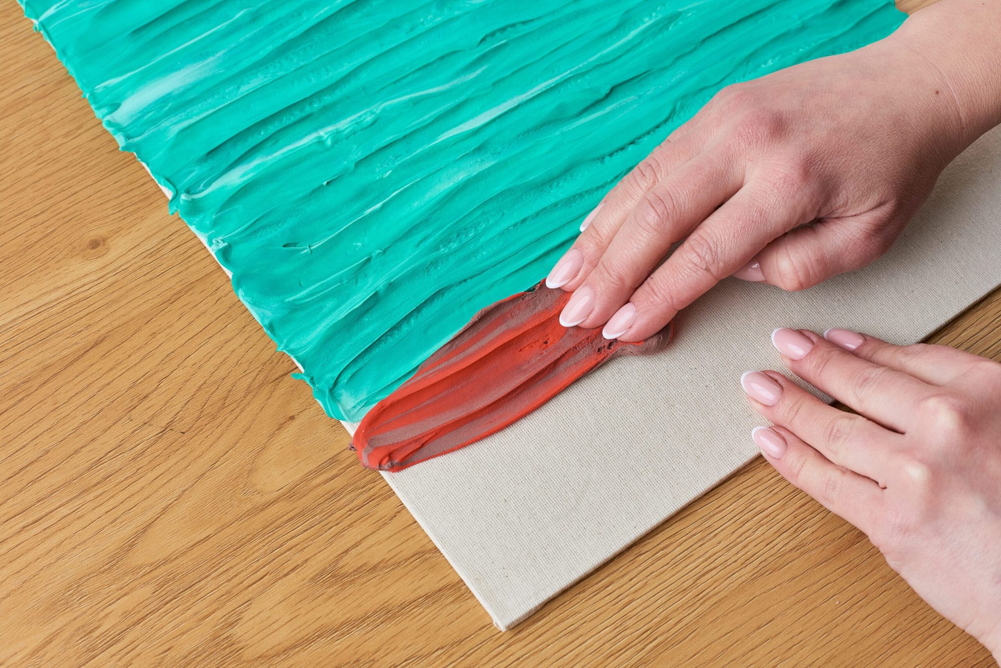 Wähle eine Farbe und beginne, sie mit deinen Fingern zu verteilen.