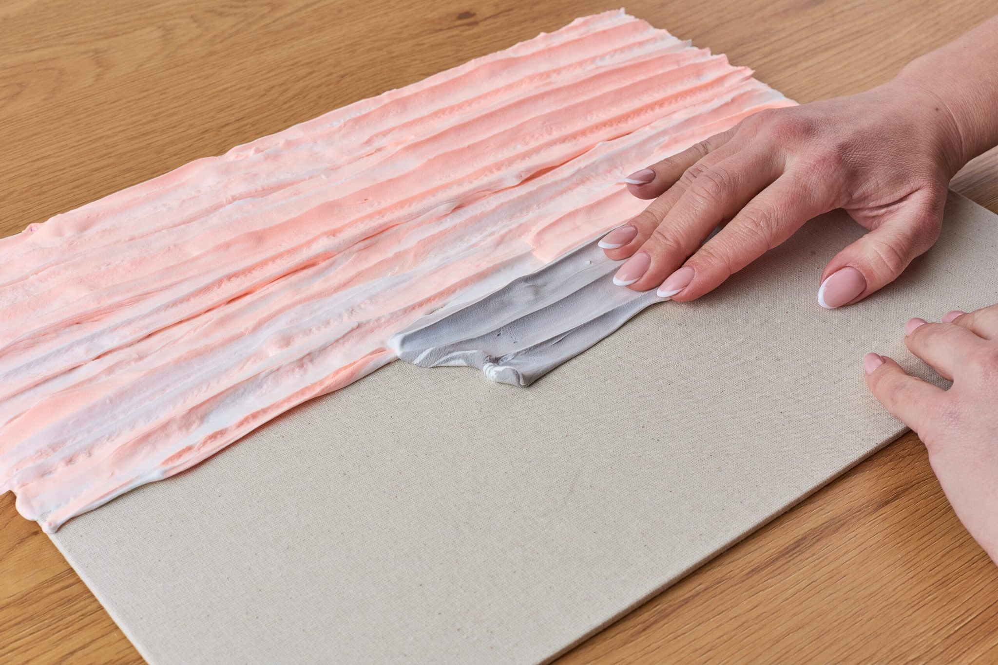 Wähle eine Farbe und beginne, sie mit deinen Fingern zu verteilen.