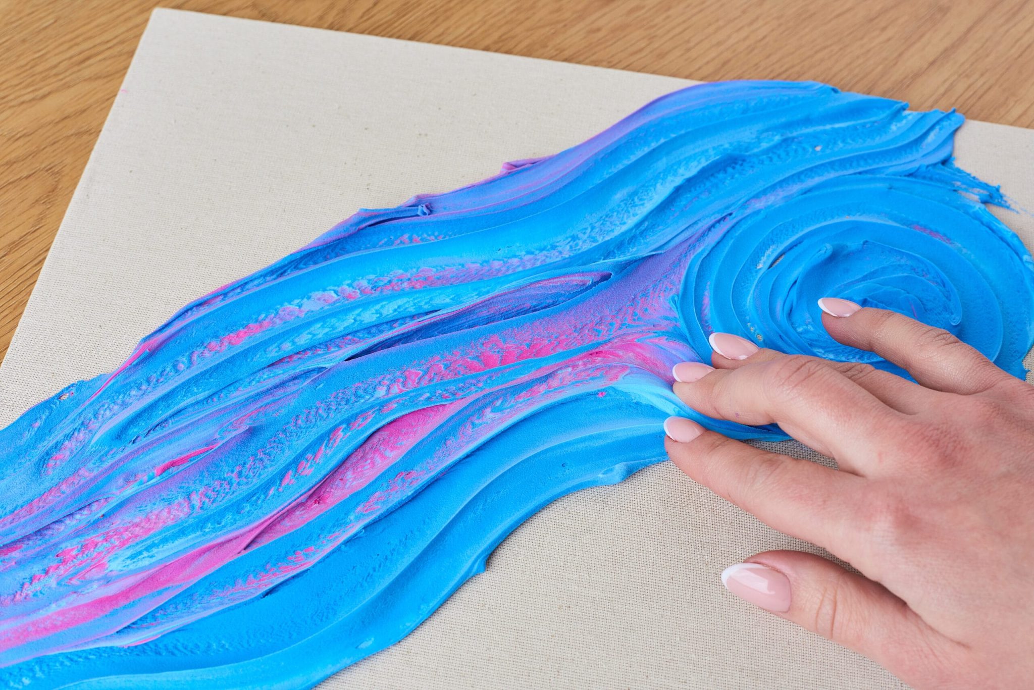 Wähle eine Farbe und beginne, sie mit deinen Fingern zu verteilen.