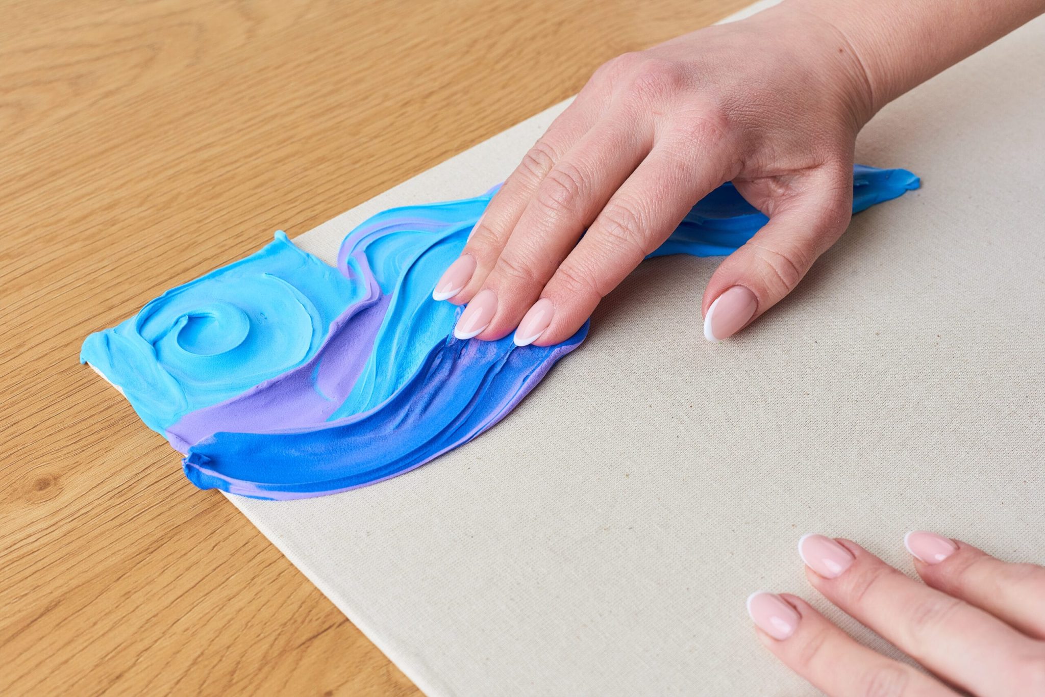 Wähle eine Farbe und beginne, sie mit deinen Fingern zu verteilen.